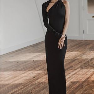 ONE SHOULDER GOWN 🖤